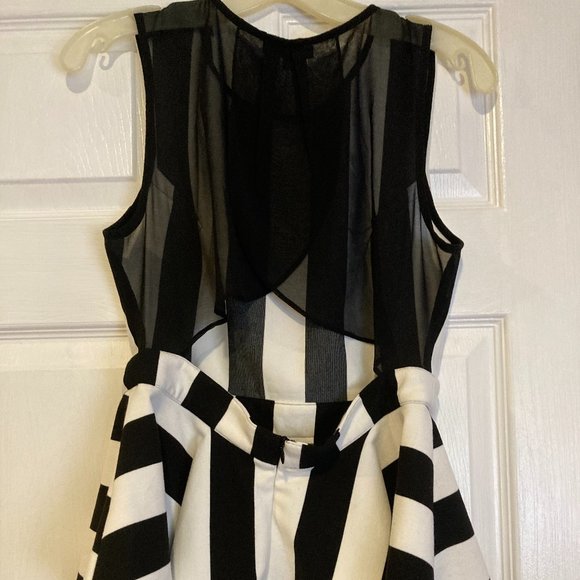 Gracia - Black & White Striped Top - Size Medium - Picture 2 of 4